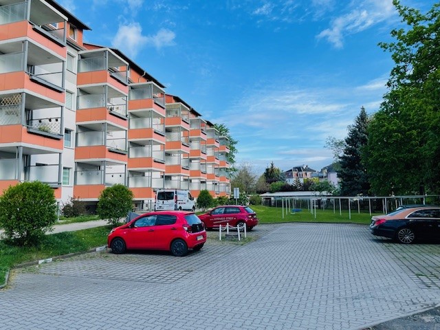 schoene-2-rw-mit-balkon-und-blick-ins-gruene